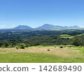 A spectacular view of the blue sky, the lush green Aso Five Peaks, and the majestic Aso caldera. 142689490