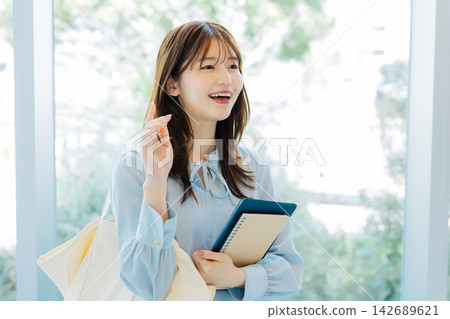 微笑的女大學生 微笑的女大學生 142689621