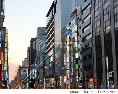 銀座的主要街道是東京都中央區銀座通(中央通) 銀座的主要街道是東京都中央區銀座通(中央通) 142689768