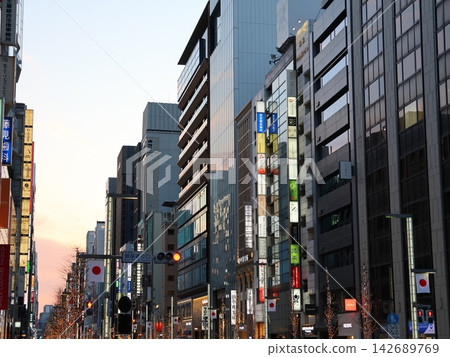 銀座的主要街道是東京都中央區銀座通（中央通） 142689769