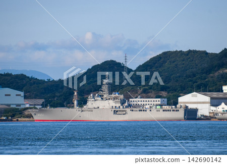 一艘日本海上自衛隊運輸艦正在造船廠進行維修。 一艘日本海上自衛隊運輸艦正在造船廠進行維修。 142690142