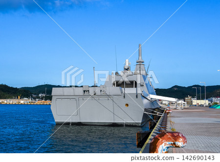 從後方拍攝的日本海上自衛隊驅逐艦。 從後方拍攝的日本海上自衛隊驅逐艦。 142690143