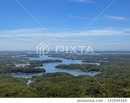 伊勢志摩峽灣海岸,俯瞰阿古灣和藍天。 伊勢志摩峽灣海岸,俯瞰阿古灣和藍天。 142690160