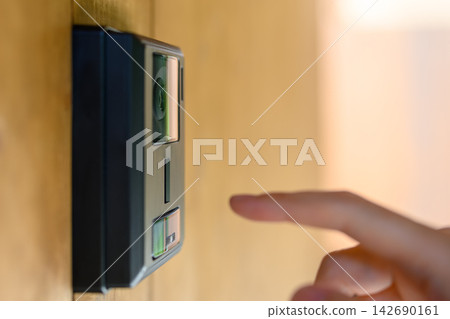 用手指著門鈴攝影機。 用手指著門鈴攝影機。 142690161