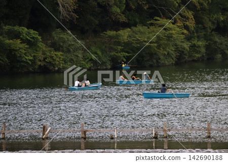 京都嵐山渡月橋桂川清新翠綠的景色。 京都嵐山渡月橋桂川清新翠綠的景色。 142690188