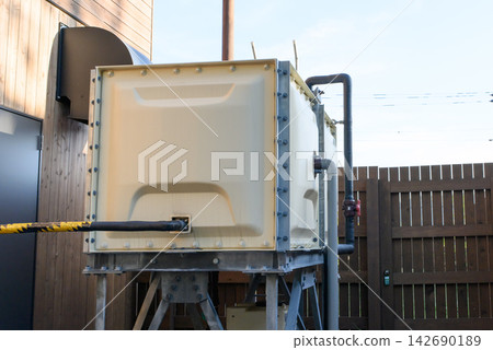 室外安裝的大型儲水箱 室外安裝的大型儲水箱 142690189