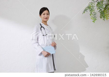 穿白色外套的女性醫生 穿白色外套的女性醫生 142690315