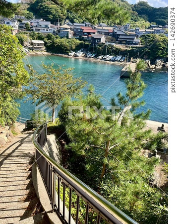 從京都府宮津市三島神社附近的階梯上可以欣賞到蔚藍的大海和港口小鎮的景色。 從京都府宮津市三島神社附近的階梯上可以欣賞到蔚藍的大海和港口小鎮的景色。 142690374