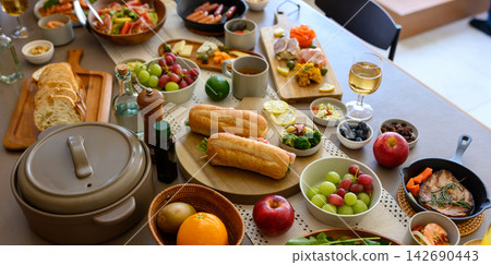 一張擺滿色彩繽紛美食的桌子 一張擺滿色彩繽紛美食的桌子 142690443