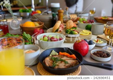一張擺滿色彩繽紛美食的桌子 一張擺滿色彩繽紛美食的桌子 142690451