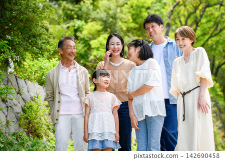 一家六口在綠樹成蔭的戶外合照。 142690458