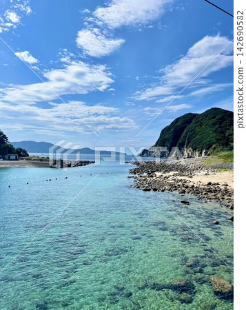 高知縣柏島的海岸風光,海水清澈,天空湛藍。 高知縣柏島的海岸風光,海水清澈,天空湛藍。 142690582