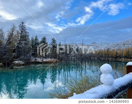 在美瑛藍池的柵欄上堆了一個小雪人,以及初雪的景色。 在美瑛藍池的柵欄上堆了一個小雪人,以及初雪的景色。 142690993