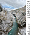 鈷藍色的美瑛河蜿蜒流過覆蓋著今冬第一場雪的峽谷。 142690996