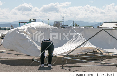 組裝帳篷的女人 組裝帳篷的女人 142691051