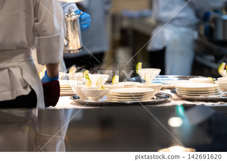 法國廚師,提供食物的手特寫,工作場景 法國廚師,提供食物的手特寫,工作場景 142691620
