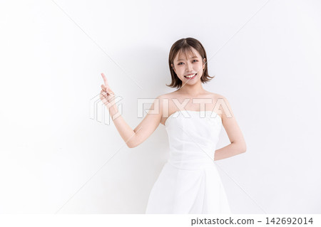 一位身穿婚紗的女子做出指向的手勢。 一位身穿婚紗的女子做出指向的手勢。 142692014