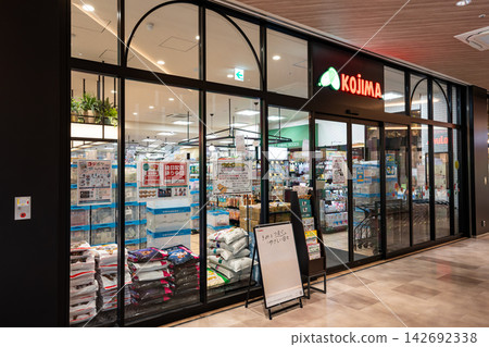 漫步在東京世田谷區上瑜珈的寵物專賣店小島索科拉瑜珈店。 漫步在東京世田谷區上瑜珈的寵物專賣店小島索科拉瑜珈店。 142692338