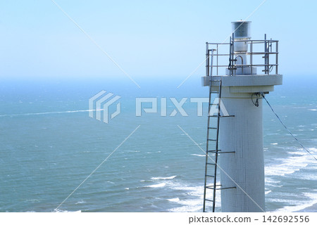Iioka Lighthouse, Asahi City, Chiba Prefecture: Watching over the Pacific Ocean in midsummer, where the horizon is shrouded in mist. Iioka Lighthouse, Asahi City, Chiba Prefecture: Watching over the Pacific Ocean in midsummer, where the horizon is shrouded in mist. 142692556