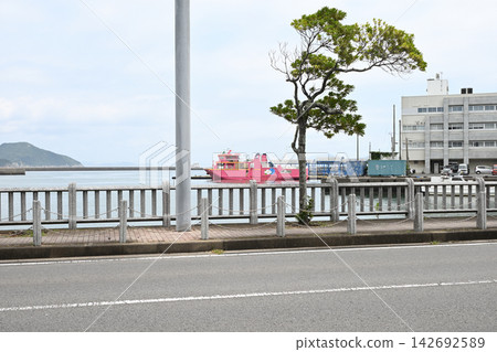 The sea and a bright pink high-speed boat as seen from the roadside of Fukue Port. The sea and a bright pink high-speed boat as seen from the roadside of Fukue Port. 142692589