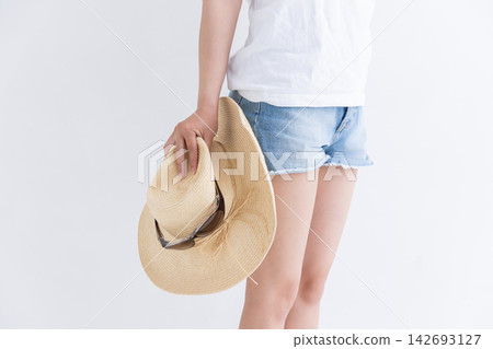 一位戴著草帽、擁有美腿的女子 142693127