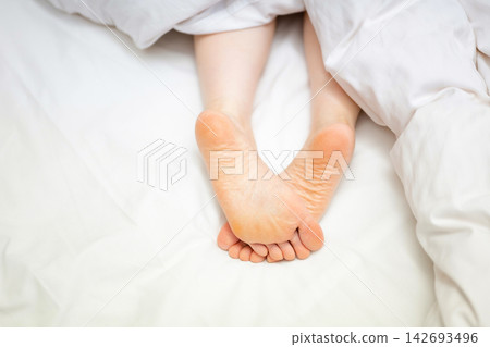 女人的腳躺在床上 女人的腳躺在床上 142693496