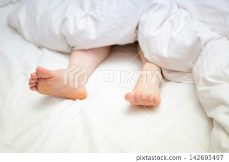 女人的腳躺在床上 142693497