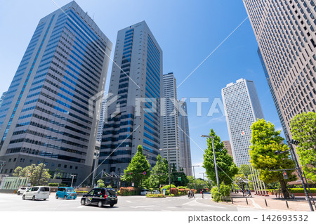 新宿副城區中心林立的摩天大樓和辦公大樓。 新宿副城區中心林立的摩天大樓和辦公大樓。 142693532