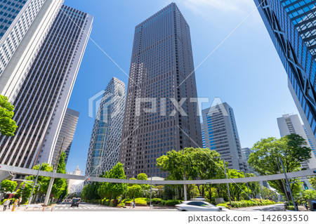 新宿副城區中心林立的摩天大樓和辦公大樓。 新宿副城區中心林立的摩天大樓和辦公大樓。 142693550