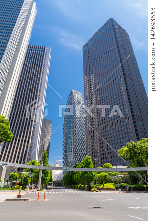 新宿副城區中心林立的摩天大樓和辦公大樓。 142693553