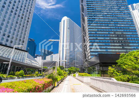 The skyscrapers and office buildings lining the Shinjuku sub-city center. The skyscrapers and office buildings lining the Shinjuku sub-city center. 142693566