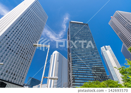 The skyscrapers and office buildings lining the Shinjuku sub-city center. The skyscrapers and office buildings lining the Shinjuku sub-city center. 142693570