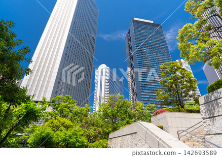 新宿副城區中心林立的摩天大樓和辦公大樓。 新宿副城區中心林立的摩天大樓和辦公大樓。 142693589