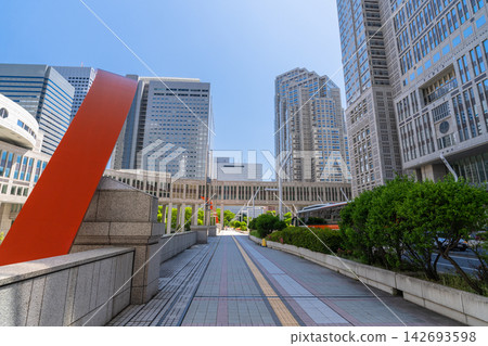新宿副城區中心林立的摩天大樓和辦公大樓。 新宿副城區中心林立的摩天大樓和辦公大樓。 142693598