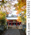 Autumn leaves and the main gate of Myogi Shrine 142693892