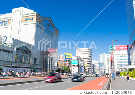 新宿站南口的城市景觀,包括車站大樓和高聳的摩天大樓。 新宿站南口的城市景觀,包括車站大樓和高聳的摩天大樓。 142693976