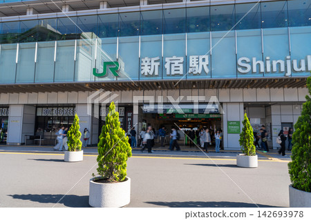 新宿站南口的城市景觀,包括車站大樓和高聳的摩天大樓。 新宿站南口的城市景觀,包括車站大樓和高聳的摩天大樓。 142693978