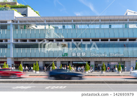新宿站南口的城市景觀,包括車站大樓和高聳的摩天大樓。 新宿站南口的城市景觀,包括車站大樓和高聳的摩天大樓。 142693979