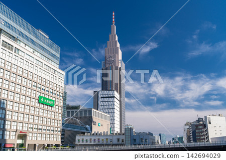 新宿站南露台和高聳入雲的摩天大樓構成的都市景觀。 新宿站南露台和高聳入雲的摩天大樓構成的都市景觀。 142694029