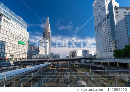 新宿站南露台和高聳入雲的摩天大樓構成的都市景觀。 新宿站南露台和高聳入雲的摩天大樓構成的都市景觀。 142694030