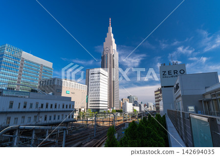 新宿站南露台和高聳入雲的摩天大樓構成的都市景觀。 142694035
