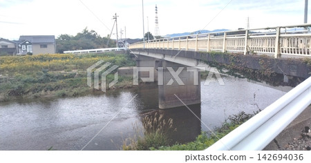 淺野川上的橋樑以及周圍鄉村的景色。 淺野川上的橋樑以及周圍鄉村的景色。 142694036