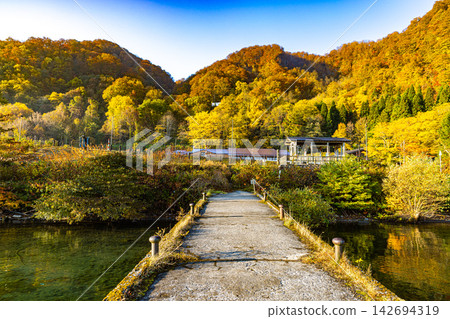 Beautiful autumn scenery of Lake Towada, Aomori Prefecture Beautiful autumn scenery of Lake Towada, Aomori Prefecture 142694319