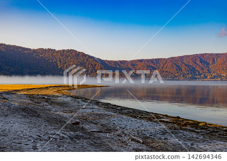 Beautiful autumn scenery of Lake Towada, Aomori Prefecture Beautiful autumn scenery of Lake Towada, Aomori Prefecture 142694346