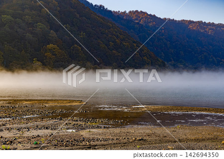 Beautiful autumn scenery of Lake Towada, Aomori Prefecture Beautiful autumn scenery of Lake Towada, Aomori Prefecture 142694350