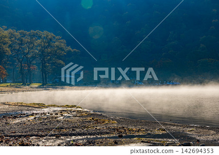 Beautiful autumn scenery of Lake Towada, Aomori Prefecture Beautiful autumn scenery of Lake Towada, Aomori Prefecture 142694353