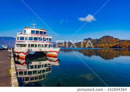 Beautiful autumn scenery of Lake Towada, Aomori Prefecture Beautiful autumn scenery of Lake Towada, Aomori Prefecture 142694364