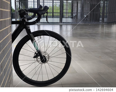 Black Road Bike Leaning Against Brick Wall Black Road Bike Leaning Against Brick Wall 142694604
