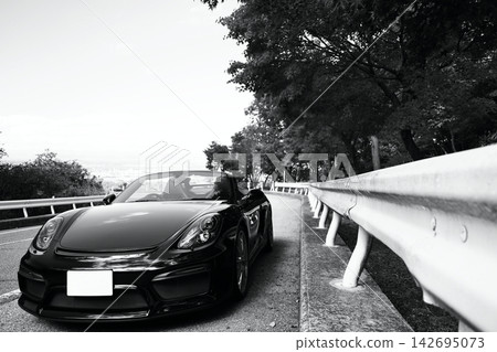 一輛亮黑色的Boxster Spyder跑車 一輛亮黑色的Boxster Spyder跑車 142695073