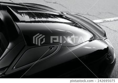 一輛亮黑色的Boxster Spyder跑車 一輛亮黑色的Boxster Spyder跑車 142695075